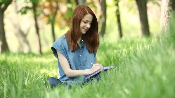 Mujer con cuaderno — Vídeos de Stock