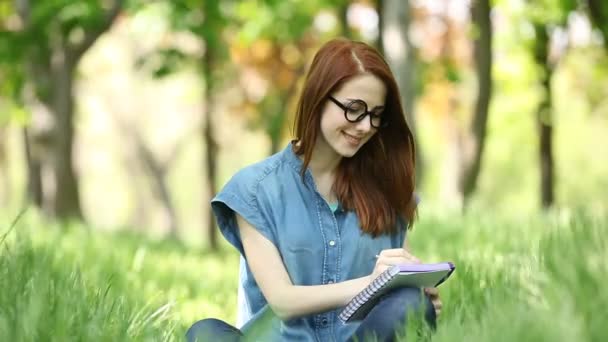 Mujer con cuaderno — Vídeo de stock