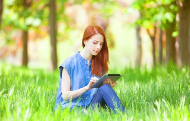 Kızıl saçlı kız parkta talet ile