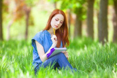 Kızıl saçlı gülümseyen kadın 