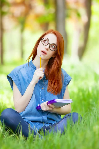 Femme dans les lunettes et avec ordinateur portable — Photo