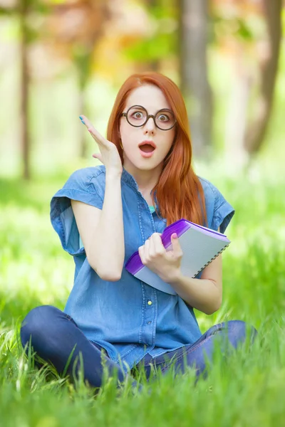 Mujer en gafas y con cuaderno — Foto de Stock