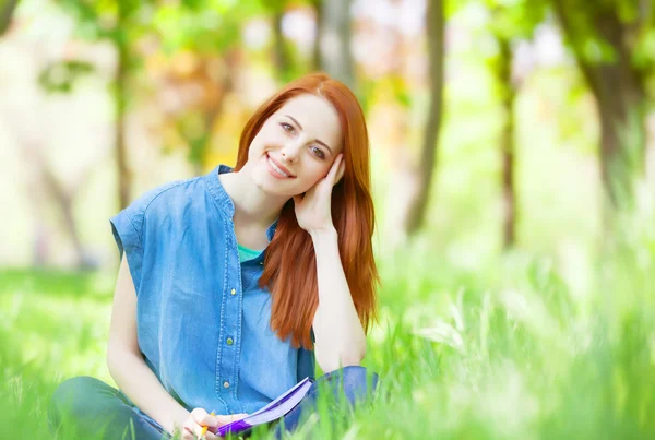 Pelirroja sonriente mujer — Foto de Stock