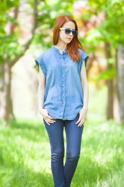 Redhead girl in the park in spring time. — Stock Photo, Image