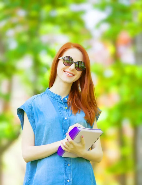 Kobieta w okularach i z notebooka — Zdjęcie stockowe