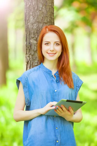 Rothaarige Mädchen mit Talet im Park — Stockfoto