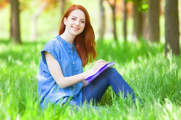 Pelirroja sonriente mujer — Foto de Stock