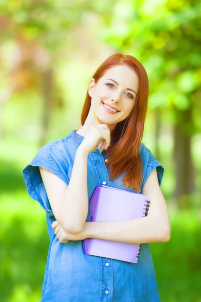 Rousse souriant femme — Photo