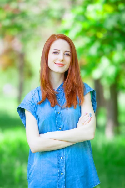 Redhead girl in the park in spring time. — Stock Photo, Image
