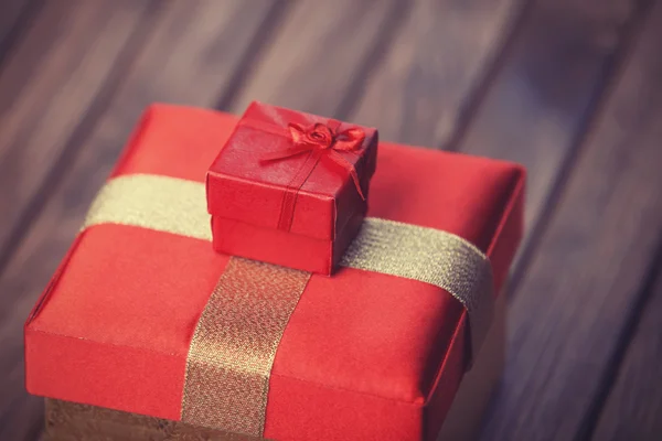 나무 탁자 위에 놓인 크리스마스 선물 상자 — 스톡 사진