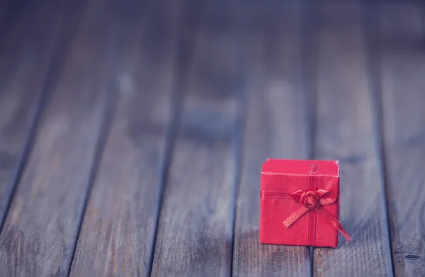 Coffret cadeau de Noël sur table en bois — Photo