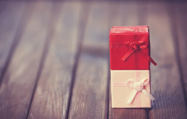 Caixa de presente de Natal na mesa de madeira — Fotografia de Stock