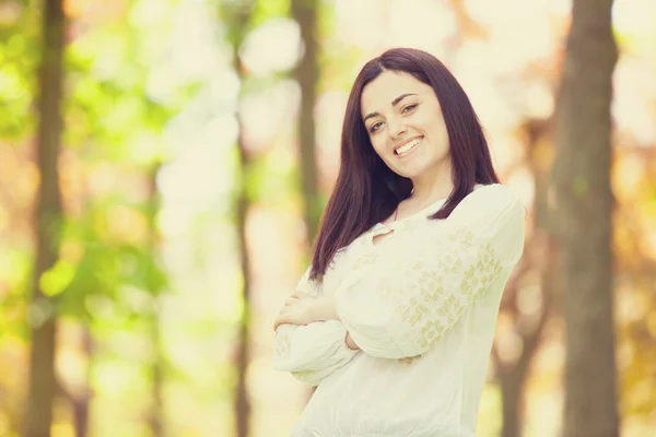 Morena menina no parque . — Fotografia de Stock