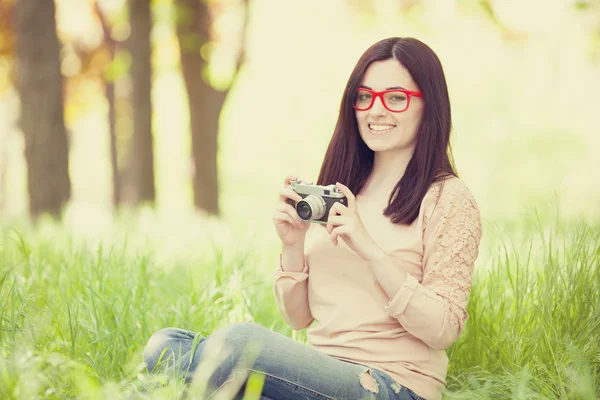 Meisje met retro camera in het park. — Stockfoto