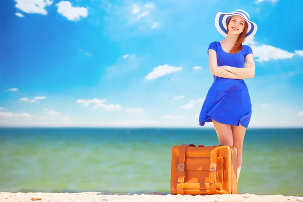 Rude dziewczyny z walizką na plaży w okresie wiosennym. — Zdjęcie stockowe