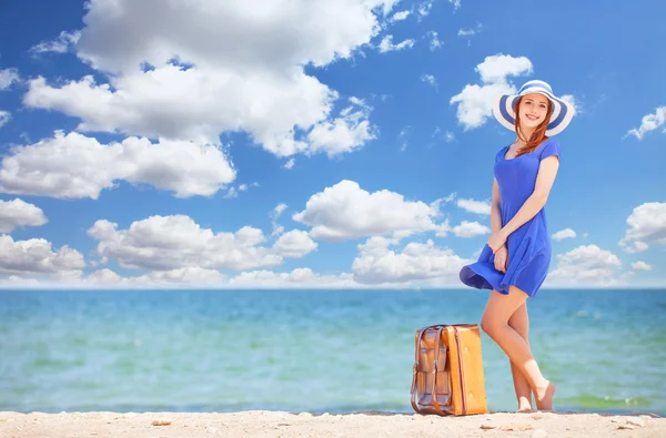 Menina ruiva com mala na praia na primavera . — Fotografia de Stock