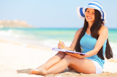 Not ve kalem ile genç esmer kız 