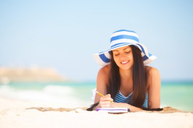 Not ve kalem ile genç esmer kız 