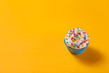 renkli arka plan üzerinde cupcake.