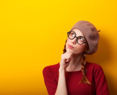 pigtails Sarı zemin üzerine olan Kızıl saçlı kız.