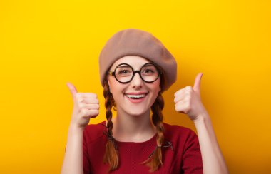 pigtails Sarı zemin üzerine olan Kızıl saçlı kız.