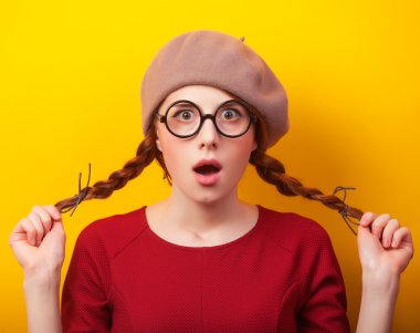 pigtails Sarı zemin üzerine olan Kızıl saçlı kız.