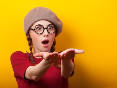 pigtails Sarı zemin üzerine olan Kızıl saçlı kız.