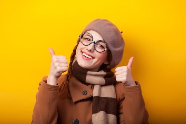 Kızıl saçlı kız ceket ve Sarı zemin üzerine eşarp.