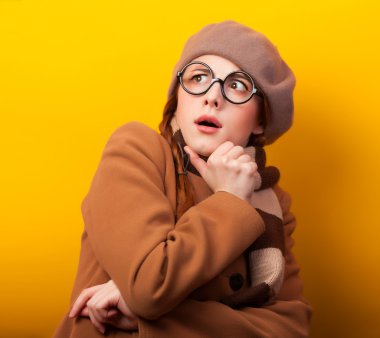 Kızıl saçlı kız ceket ve Sarı zemin üzerine eşarp.