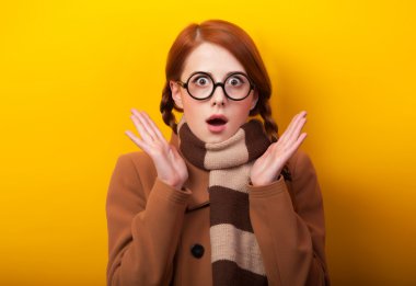 Kızıl saçlı kız atkı ve Sarı zemin üzerine ceket.