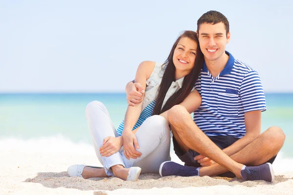 Vackert par på stranden. — Stockfoto