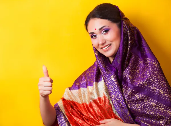 Chica india sobre fondo amarillo —  Fotos de Stock