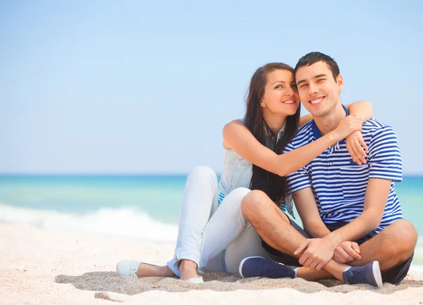 Mooi koppel op het strand. — Stockfoto