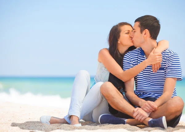 Beautiful couple kissing on the beach. — Stock Photo, Image