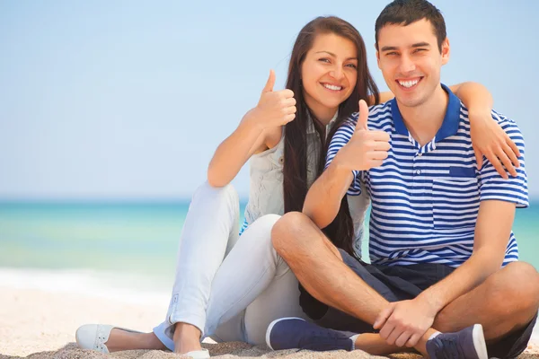 Hermosa pareja en la playa. — Foto de Stock