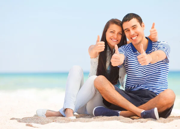 Hermosa pareja en la playa. — Foto de Stock