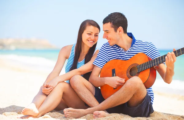여름날 해변에서 기타와 함께 젊은 부부. — 스톡 사진