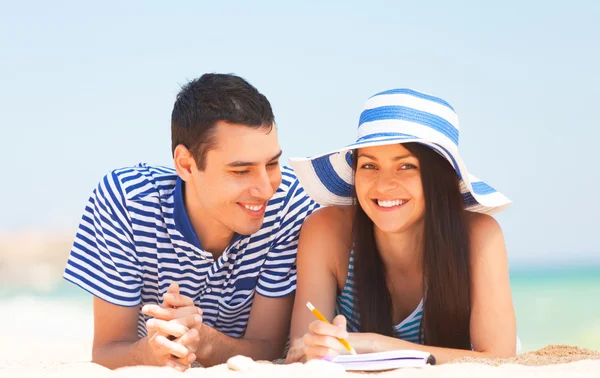 Молодые влюбленные студенты на пляже . — стоковое фото