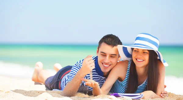 Jóvenes estudiantes enamorados en la playa . —  Fotos de Stock
