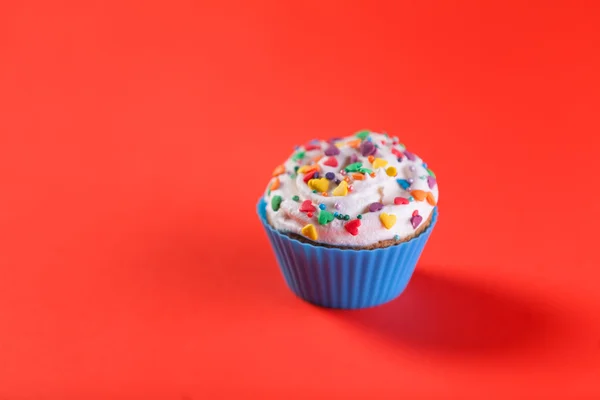 Cupcake on color background. — Stock Photo, Image