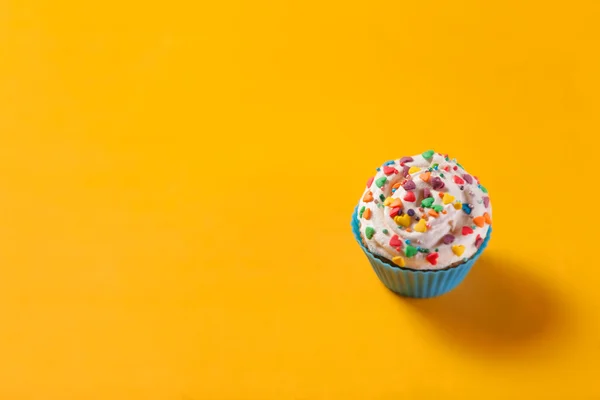 色の背景上のカップケーキ. — ストック写真