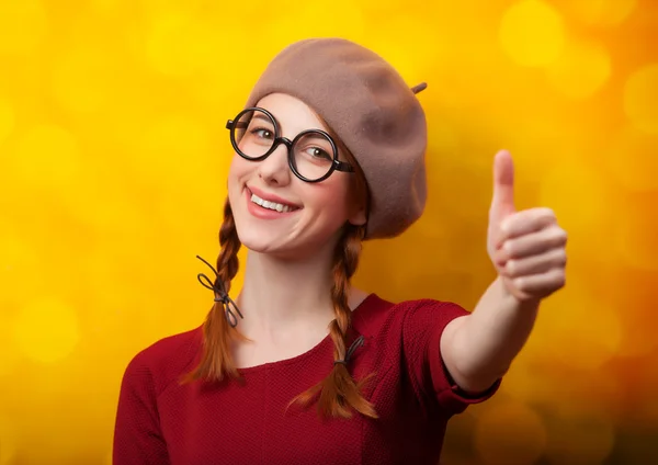 Rothaarige Mädchen mit Zöpfen auf gelbem Hintergrund. — Stockfoto