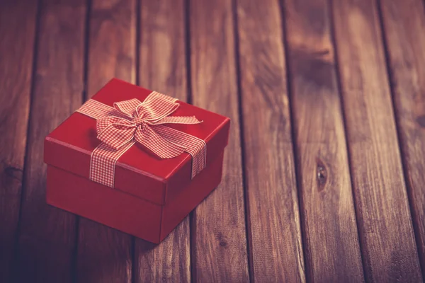 Caja de regalo roja sobre mesa de madera . —  Fotos de Stock