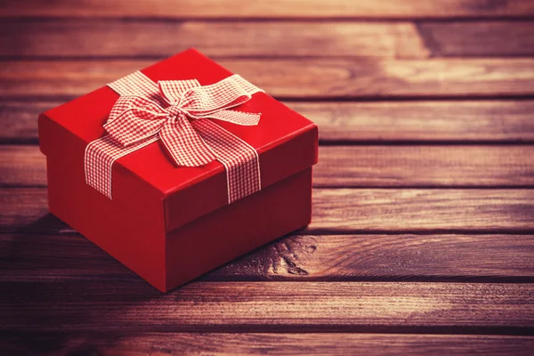 Roter Geschenkkarton auf Holztisch. — Stockfoto