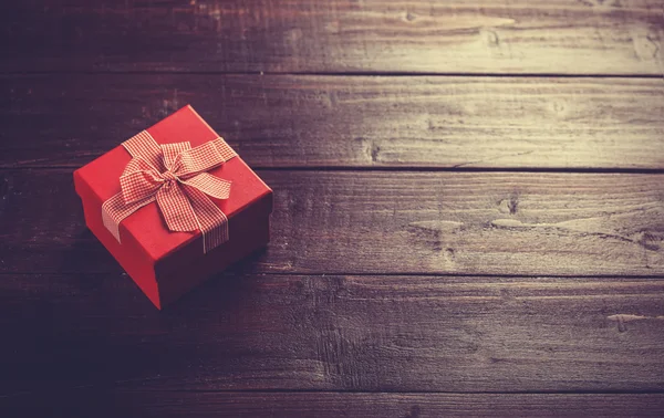 Caja de regalo roja sobre mesa de madera . —  Fotos de Stock