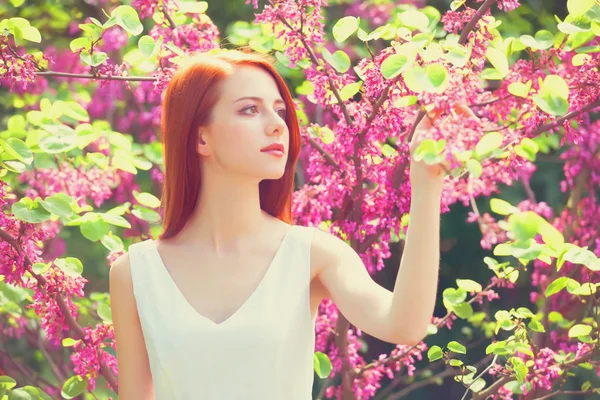 Ragazza rossa in giardino . — Foto Stock