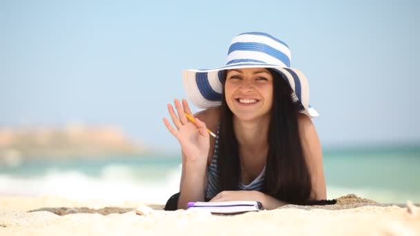 Giovane ragazza bruna sulla spiaggia in estate . — Video Stock