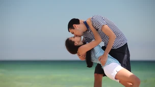 Pareja joven en la playa en el día de verano . — Vídeos de Stock