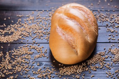 ahşap masa üstünde lezzetli ekmek