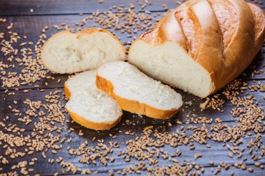 ahşap masa üstünde lezzetli ekmek